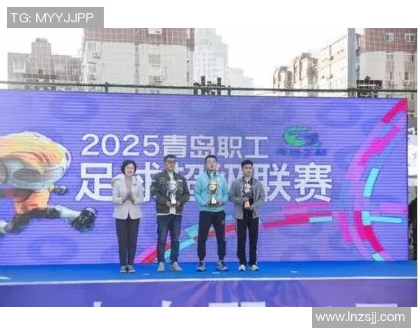 绿地申花奋勇拼搏展现足球精神全力争取赛季佳绩与球迷共创辉煌未来